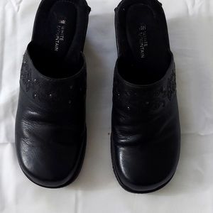 White Mountain women's clog style shoes.  Size 7 in black color.